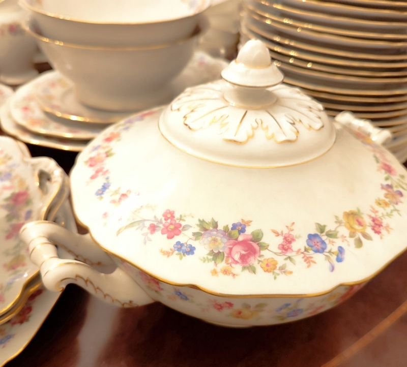 Monumental set hipercompleto de 114 piezas en inmaculado estado, de lo mejor de la porcelana alemana Hutschenreuther para 12 personas, pero viene con 24 platos de mesa de 24 cms, 12 hondos de 24 cms también, 12 de postre o entrada de 19 cms, sopera, tarrina, 2 ensaladeras, 7 fuentes (3 ovaladas, 2 redondas y 2 cuadradas, de diferentes tamaños), salsera, dulcera o mantequera, 2 copetineros, lechera, azucarero, tetera, 12 tazas y platillos de café y 12 tacitas de café con sus respectivos platitos. Lo único que parecería faltar es la cafetera. A simple vista todo está inmaculado, salvo 2 de los 24 platos grandes, donde uno está restaurado y el otro presenta una mínima fisura superficial, una mínima fisura en uno de los copetineros, y un mínimo chip en el borde del azucarero. El precio es por todo el lote. NO SE ENVÍA NI SE EMBALA. - imagen 15