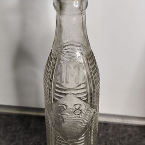 Botella Antigua de Vidrio Labrado con Número 28 - imagen 2