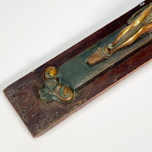 Crucifijo de Bronce sobre Tabla de Madera - imagen 3