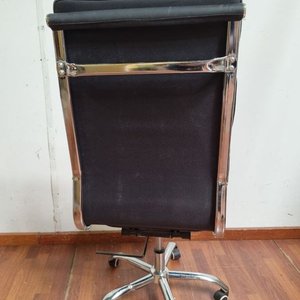 Sillón de Oficina Negro con Base Cromada y Ruedas - imagen 3
