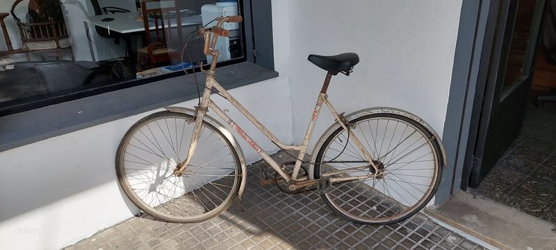 Bicicleta antigua en buen estado - imagen 5