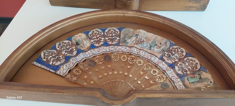 Par de abanicos enmarcados con detalles artesanales - imagen 5