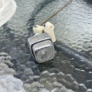Cajón con más de 100 Botones de Cisterna con Brazo de Bronce - imagen 2