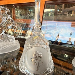 Campanilla de Mano de Cristal Tallado con Decoración Floral y Mango Facetado - imagen 6