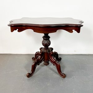 Lote siguiente: Mesa Victoriana de Caoba con Talla Vegetal y Patas Curvas