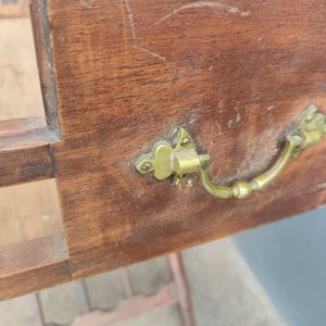 Bargueño de Cedro con Herrajes de Bronce y Detalle de Caballo - imagen 3