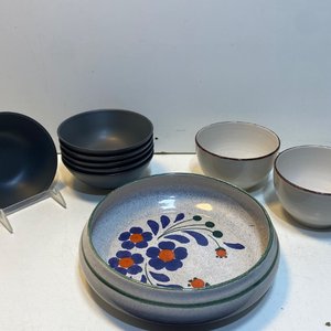 Juego de 9 Piezas: Ensaladera Grande Decorada, 6 Cuencos Oscuros y 2 Cuencos de Cerámica - imagen 2