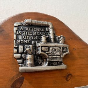 Colgador de Pared Rústico con Utensilios de Cocina en Madera y Cobre - imagen 6