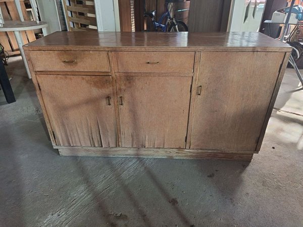 Cómoda o bargueño de madera con detalle en enchapado
