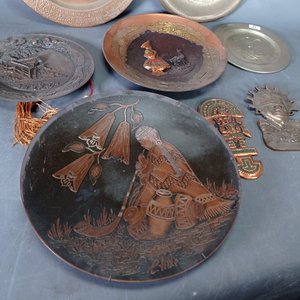 Ocho Piezas Decorativas de Bronce, Alpaca y Cobre: Platos y Adornos - imagen 3