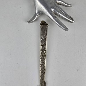 Lote siguiente: Vaina de Cuchillo Criollo con Grabados Florales y de Aves