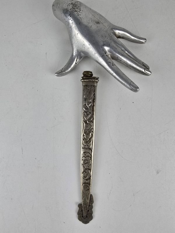 Vaina de Cuchillo Criollo con Grabados Florales y de Aves