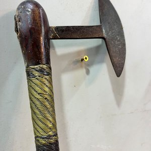 Antigua Herramienta Tribal Tipo Hacha con Mango Revestido - imagen 2