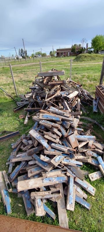 Lote de Anclajes de Hierro y Madera para Construcción