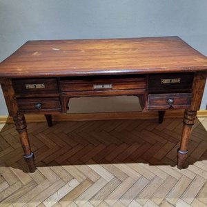 Antiguo Escritorio de Madera con 5 Cajones y Patas Torneadas - imagen 3