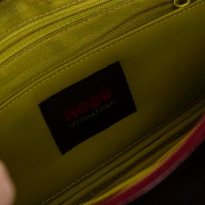 Porta Documentos de Cuero Rojo Hobo International - imagen 2