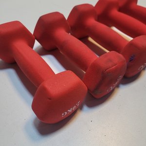 Juego de Mancuernas: 1 de 1kg Violeta y 5 de 2kg Rojas - imagen 6