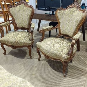 Lote siguiente: Par de Poltronas Luis XV Estilo Rococó en Madera Tallada y Tapizado Jacquard