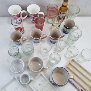 Lote Variado de 28 Piezas: Vasos, Tazas y Bandejas de Cerámica y Vidrio - imagen 3