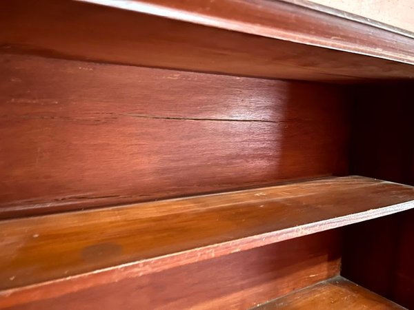 Mueble Aéreo en Madera Lustrada con Estantes Abiertos y Detalles de Uso - imagen 2