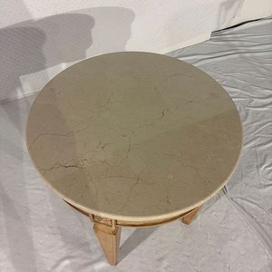 Mesita Redonda Beige con Tapa de Mármol y Patas Neoclásicas - imagen 3