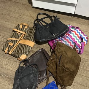 Lote anterior: Lote de Carteras y Bolsos de Moda