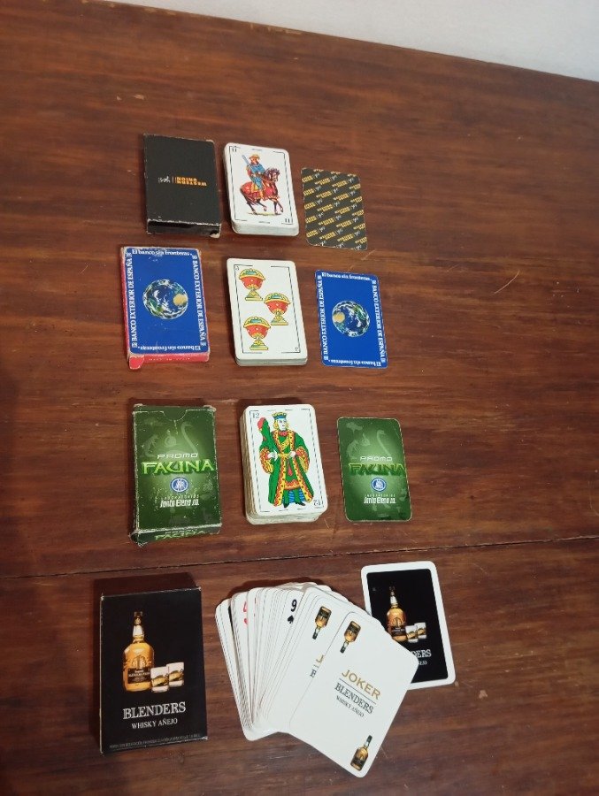 Lote anterior: 4 mazos de carta (1 maso de Poker y tres mazos de cartas españolas)