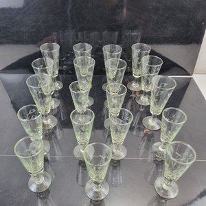Set de 19 Copitas de Licor o Chupitos de Vidrio Soplado con Decoración Vegetal Esmerilada - imagen 2