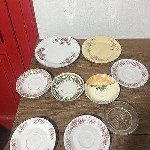 Lote siguiente: Juego de Platos y Platillos Decorados