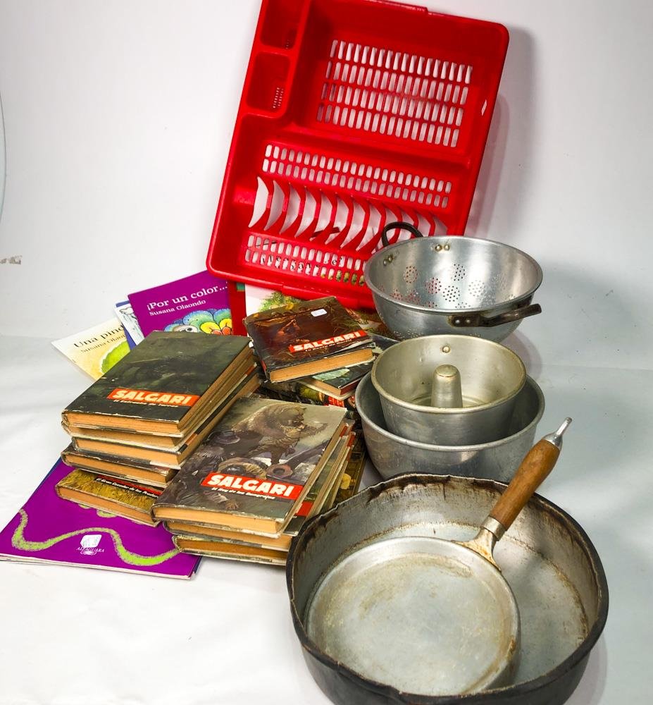 Secador de Platos Rojo, Utensilios de Cocina y Libros Infantiles