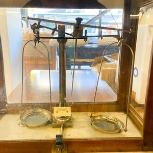 Balanza de Precisión Antigua con Vitrina de Madera y Mármol - imagen 3