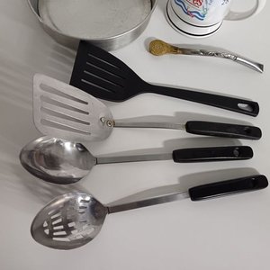 Lote de Utensilios de Cocina y Taza Decorativa - imagen 3