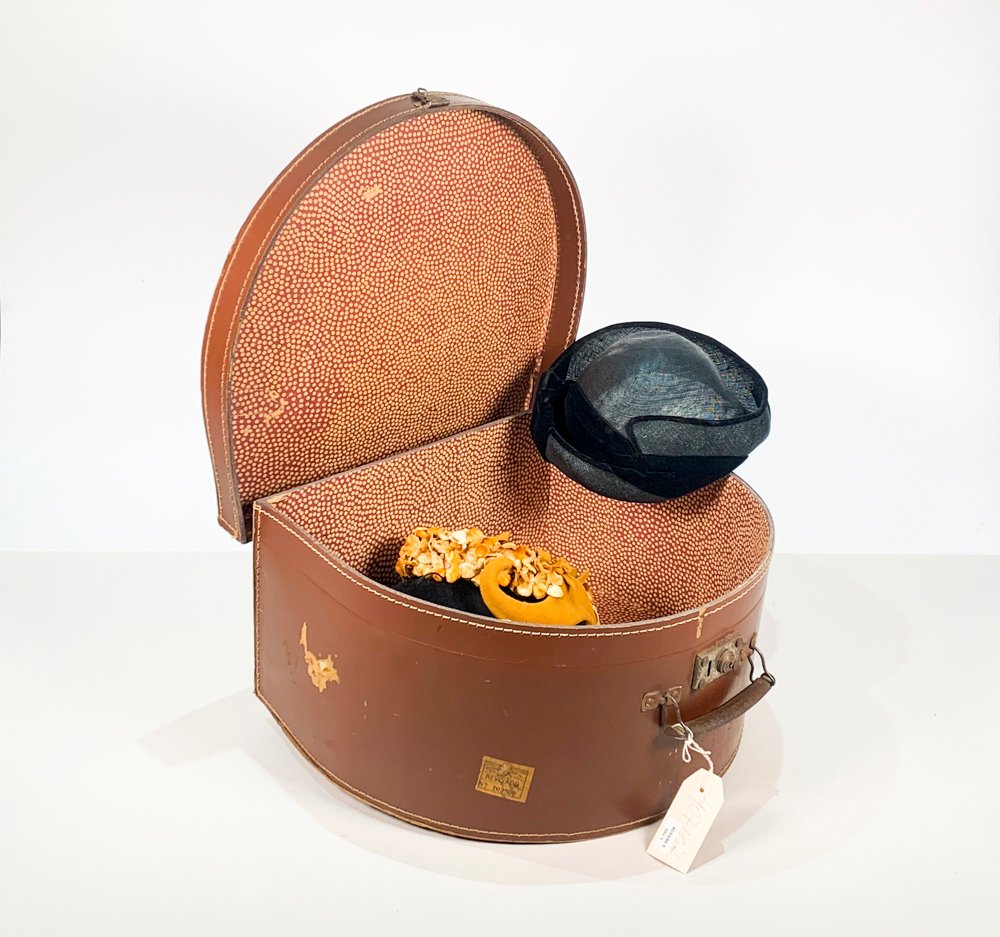Lote siguiente: Sombrerera con sombreros y accesorios