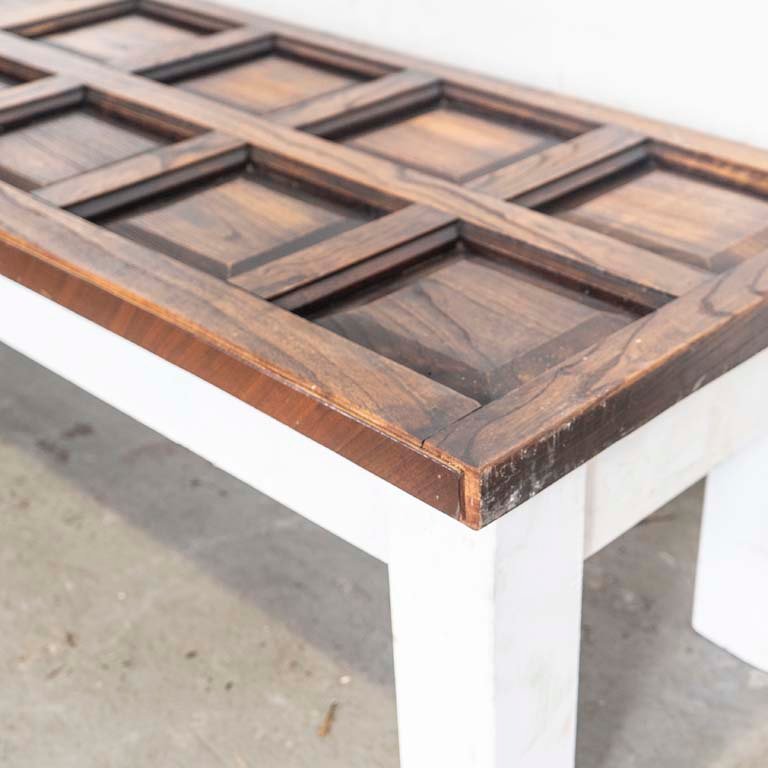 Mesa de living de madera con detalles en la tapa y base pintada - imagen 3