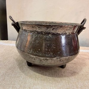 Olla Antigua de Hierro Fundido con Tapa y Tres Patas - imagen 10