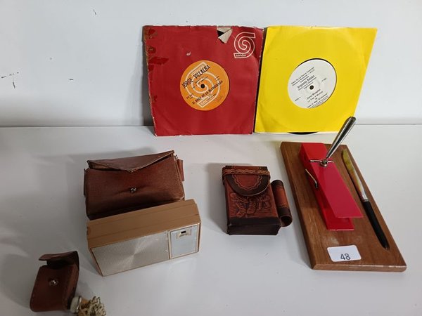 Radio Portátil Antigua y Vinilos - imagen 1