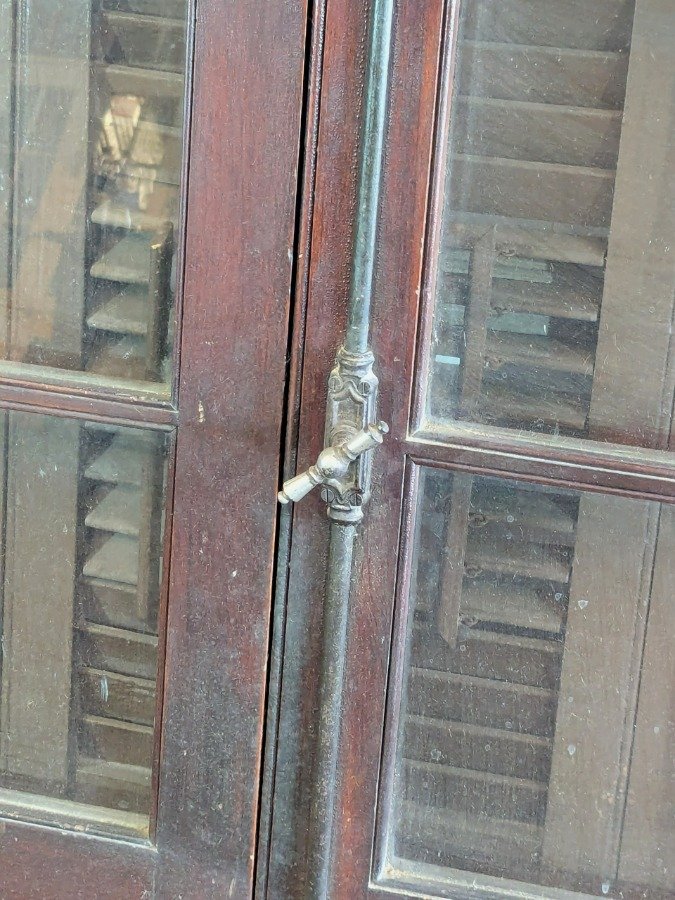 Ventana antigua con dos hojas batientes y banderola superior - imagen 3