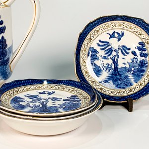 Juego de vajilla de losa blanca y azul con paisaje chinoiserie - imagen 5