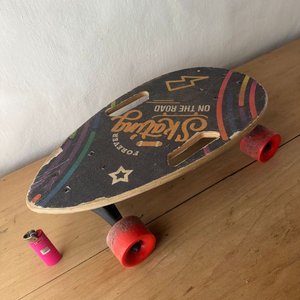 Patineta "Skating on the Road" con Diseño de Rayos y Estrellas - imagen 1