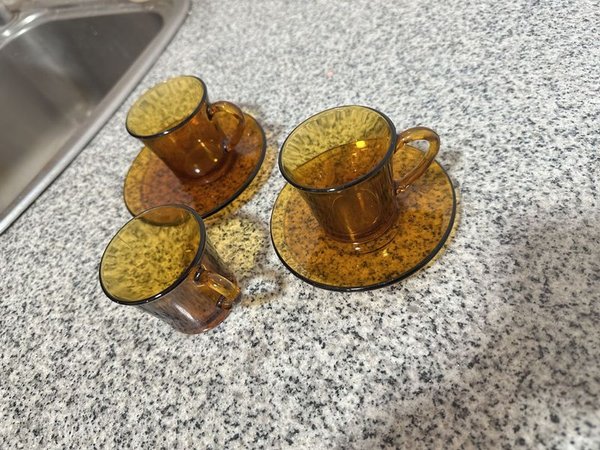 Tazas y platos de vidrio ambarino