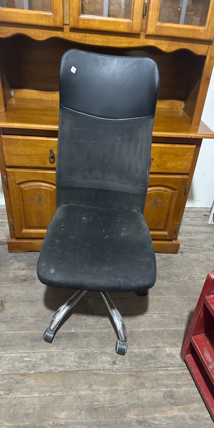 Lote siguiente: Silla escritorio de oficina con alto respaldo y base giratoria