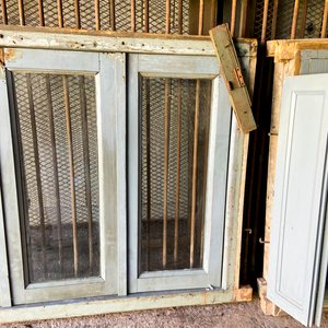 Ventana Antigua de Madera y Vidrio Gris con Rejas Metálicas - imagen 4