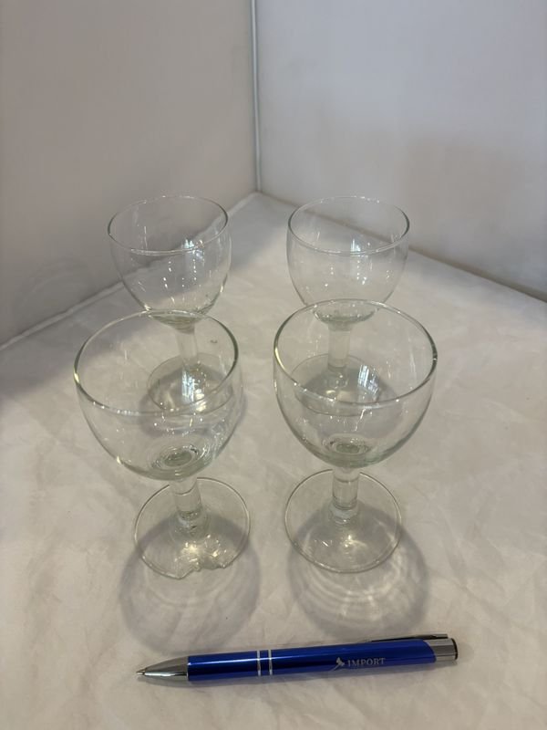 Lote siguiente: Copas de vino claras y accesorios