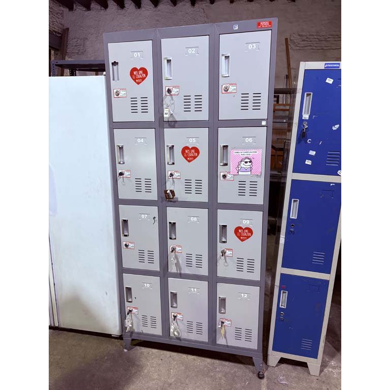 Lote siguiente: Almacen metálico de 12 puertas con problemas