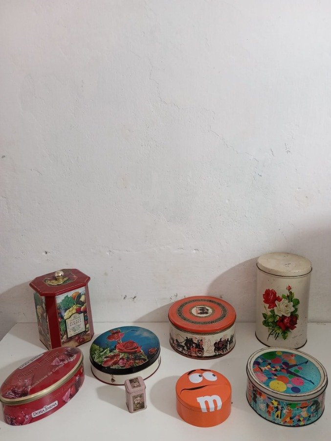 Colección de latas de hojalata decorativas y vintage