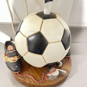 Lámpara Portátil Diseño Pelota de Fútbol con Botines y Silbato - imagen 3