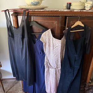 Lote de Vestidos Vintage: Negro, Azul Marino y Estampado - imagen 18