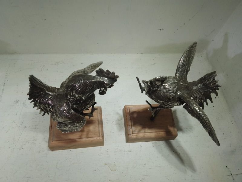 Antiguos Libros de Pisa con Gallos de Riña en Metal Plateado - imagen 2