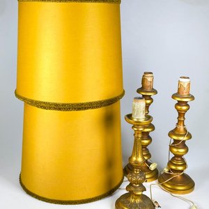 Lote siguiente: Tres lamparas de madera con pantallas