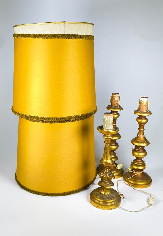 Tres lamparas de madera con pantallas